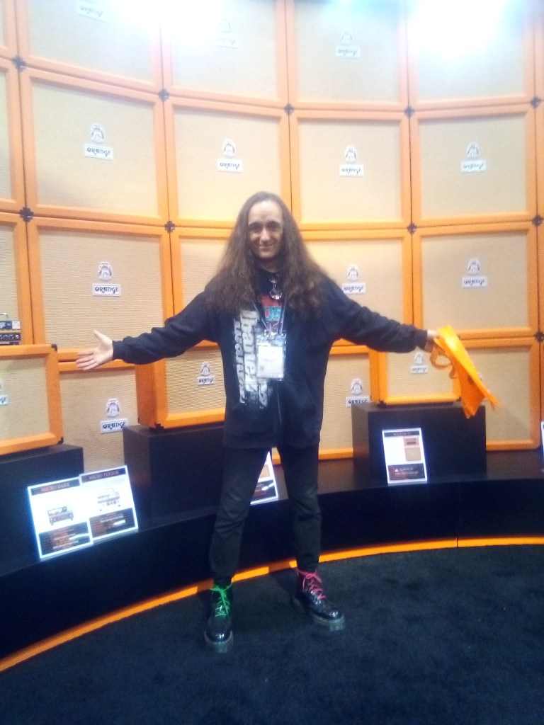 ORANGE AMPS! Think my family will mind if I take this rig home?